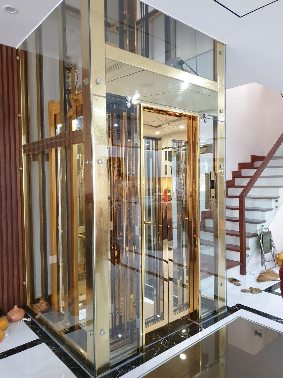 Lắp đặt thang máy Inox vàng