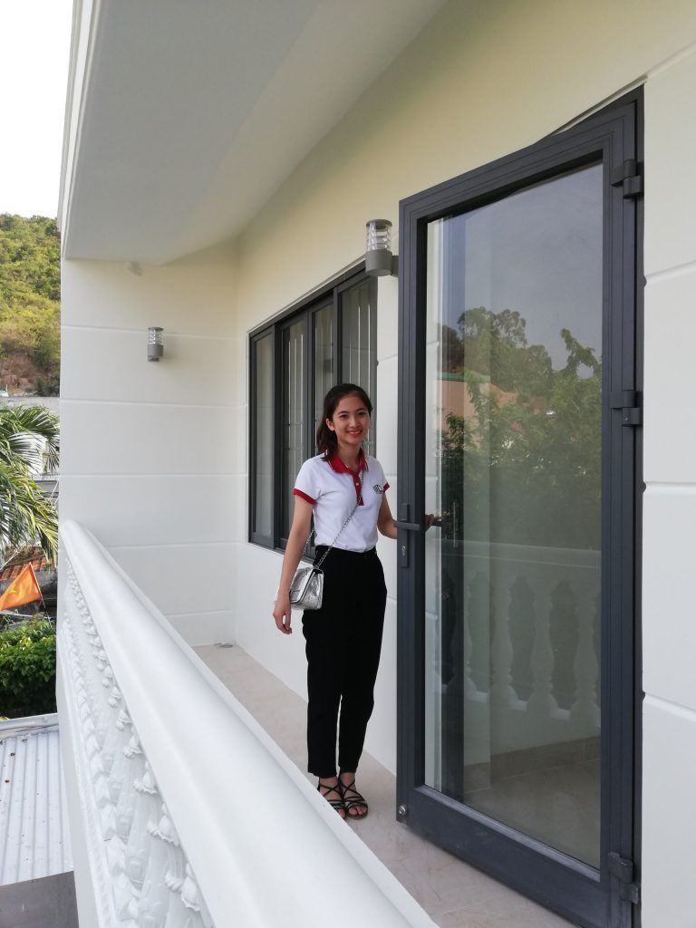 CỬA ĐI NHÔM MỞ QUAY 1 CÁNH 