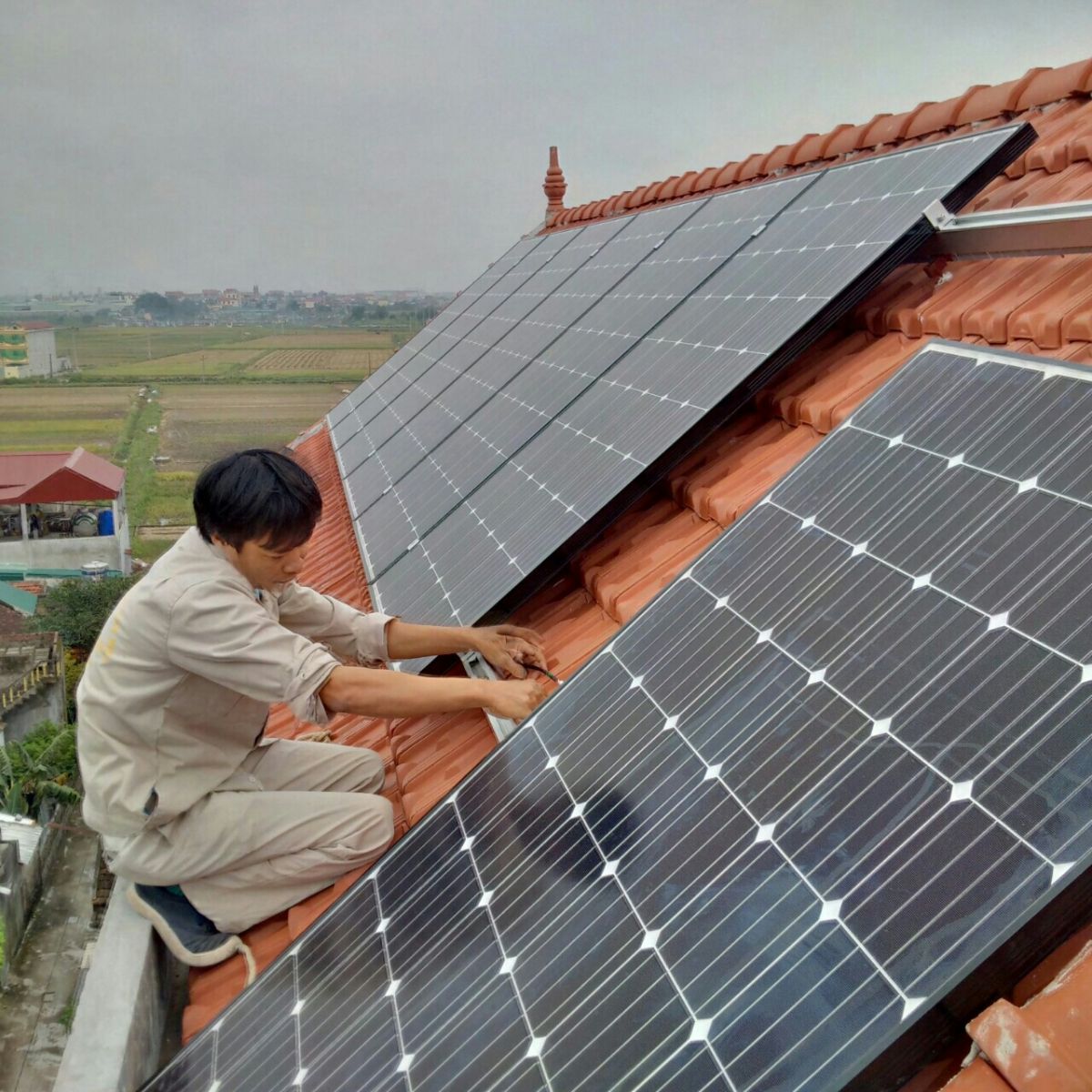 Thi công lắp đặt hệ thống điện năng lượng mặt trời