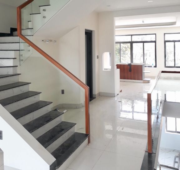 Cầu thang kính cường lực