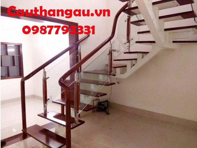 Cầu thang kính cường lực 