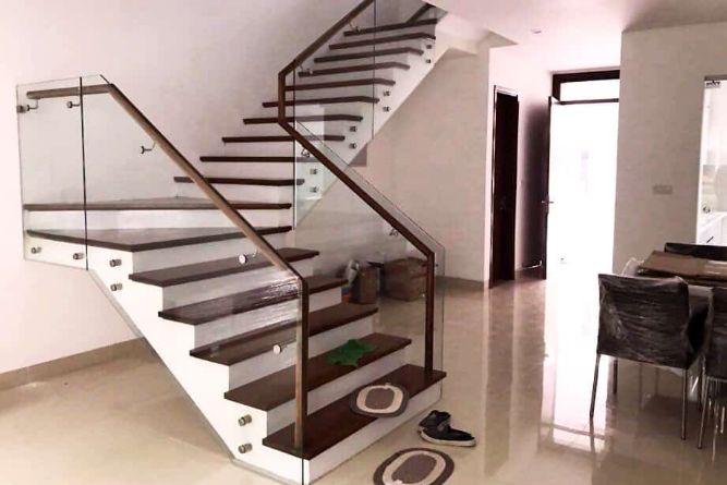 Cầu thang kính cường lực