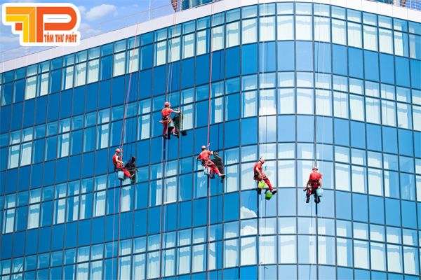 Dịch vụ vệ sinh kính mặt dựng