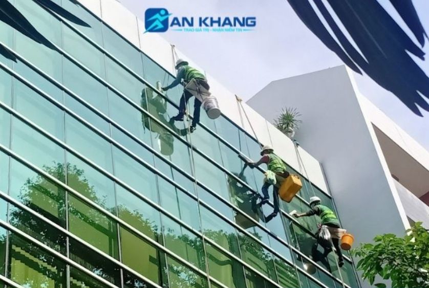 Vệ sinh kính tòa nhà 