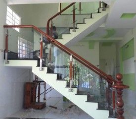 Lan can cầu thang kính