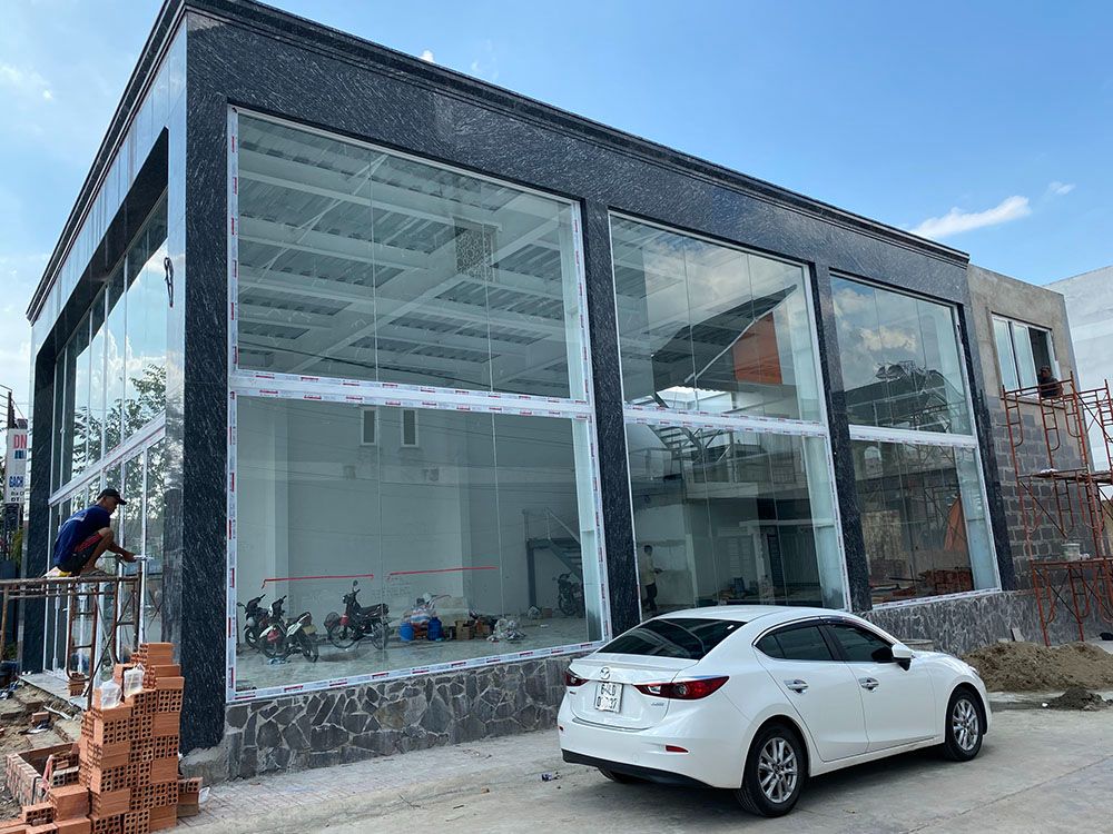 Thi công vách kính cường lực