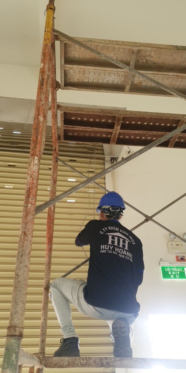 Thi công lắp đặt cửa cuốn