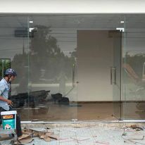Lắp đặt cửa kính cường lực