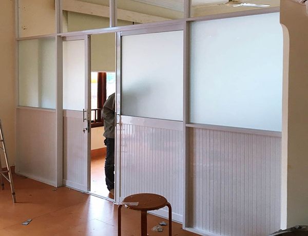 Lắp đặt vách ngăn nhôm kính