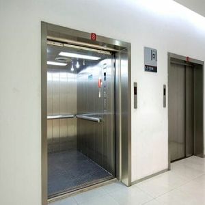 Thang máy tải hàng