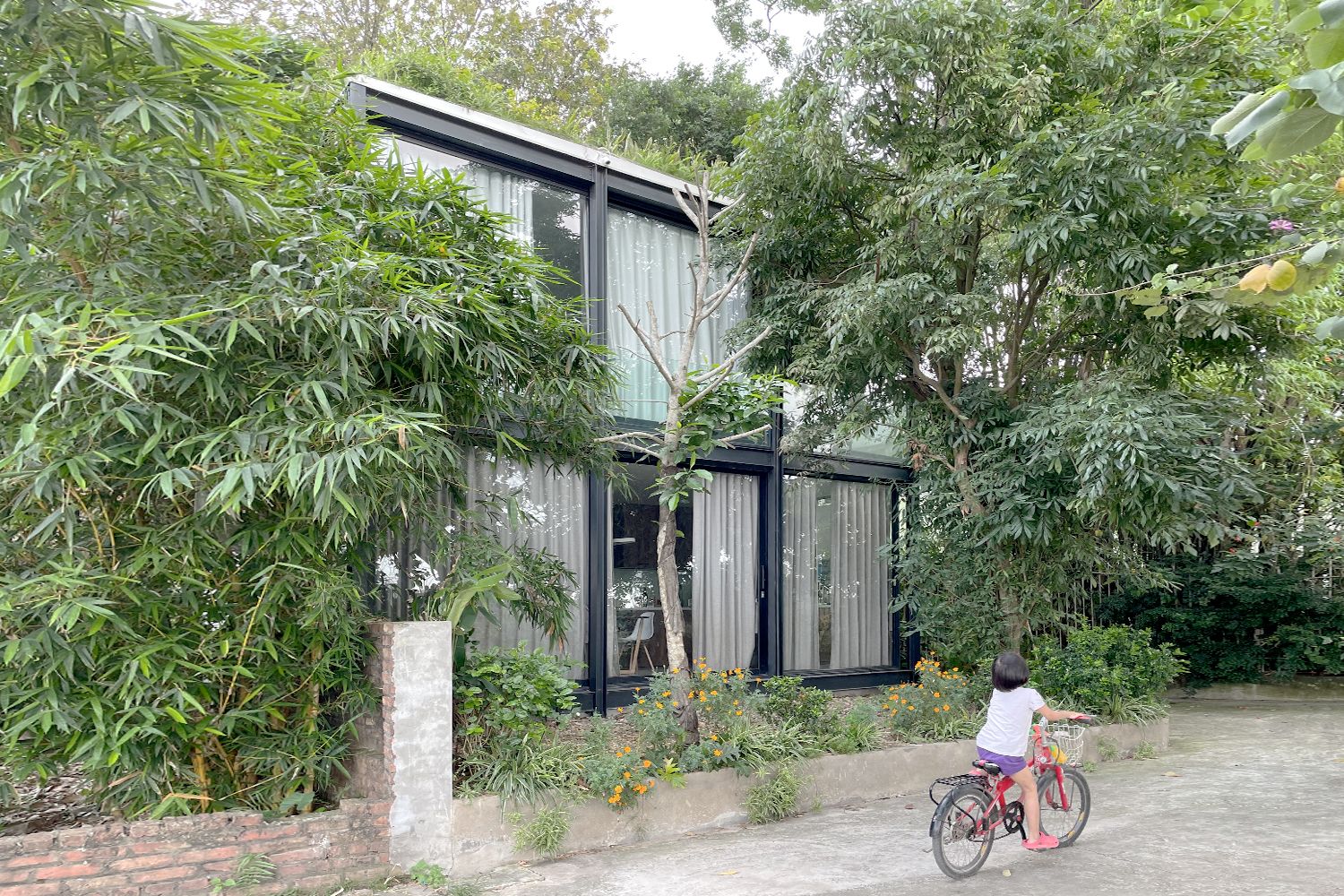 Ngắm ngôi nhà khung thép 2 tầng của gia đình nhỏ theo chủ nghĩa tối giản