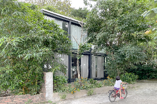 ngoi nha khung thep 2 tang duoc bao boc boi thien nhien