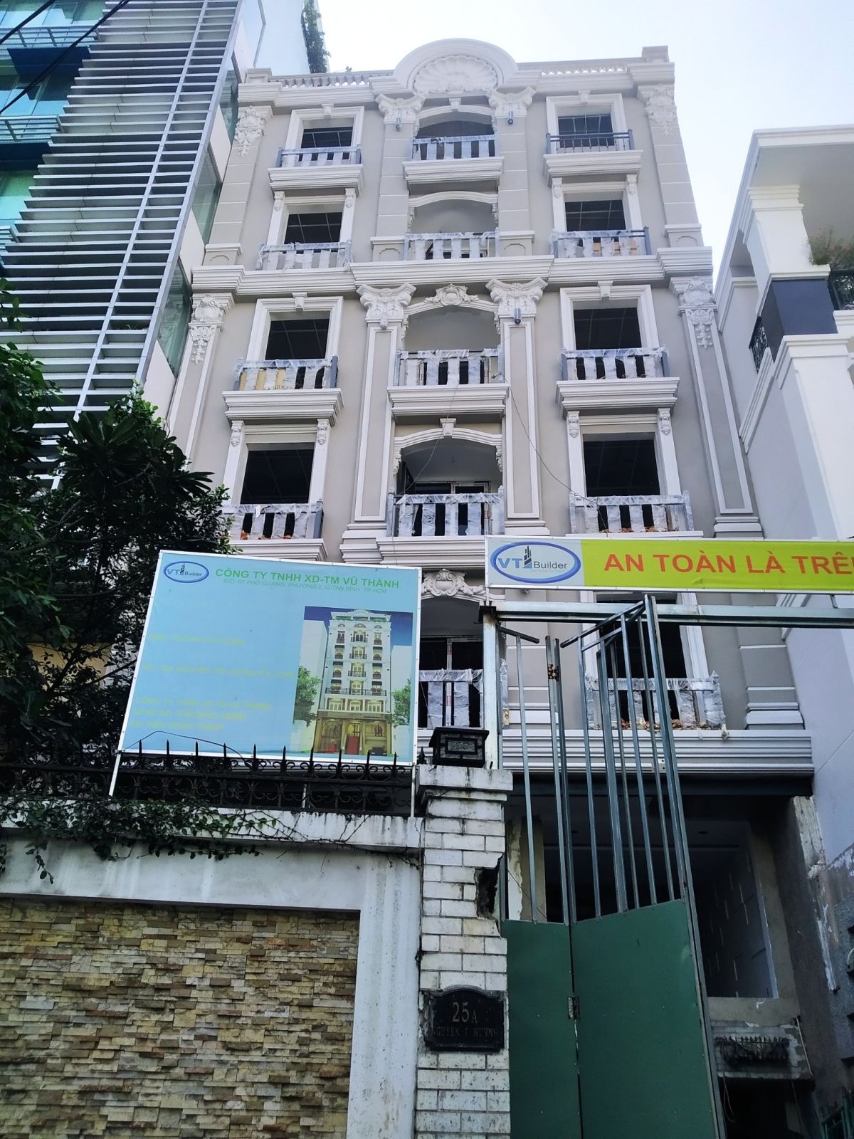TOÀ NHÀ VĂN PHÒNG