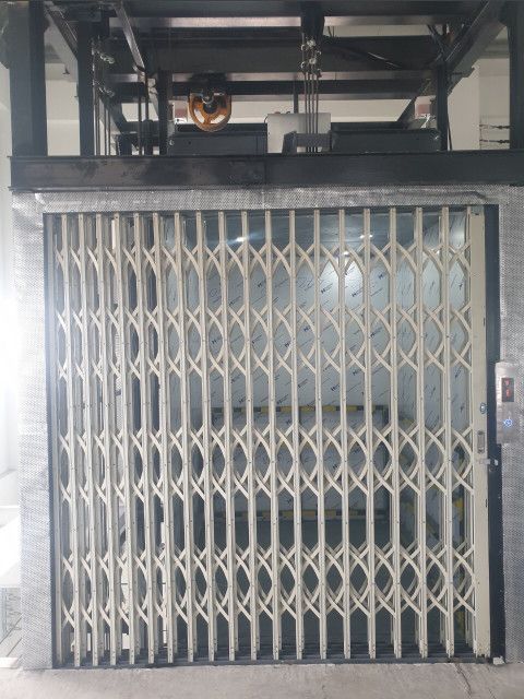 Thang máy tải hàng