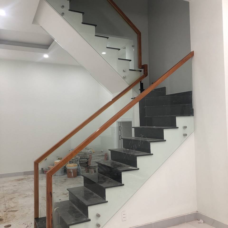 Lắp đặt cầu thang kính