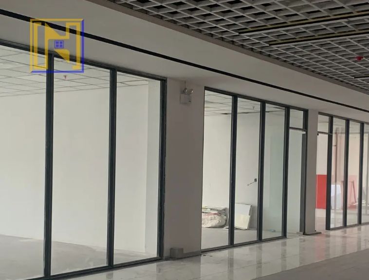 Thi công vách nhôm kính cường lực