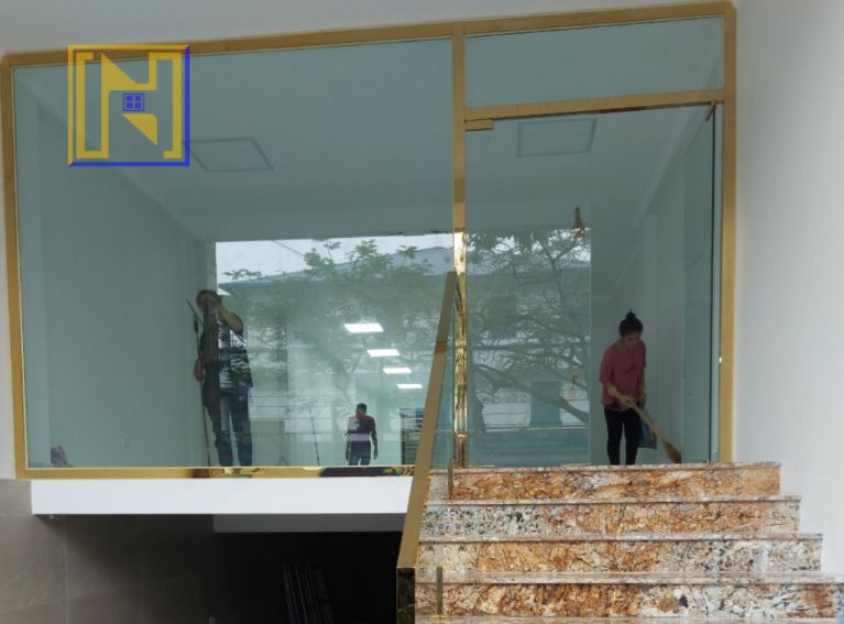 Thi công cửa kính cường lực