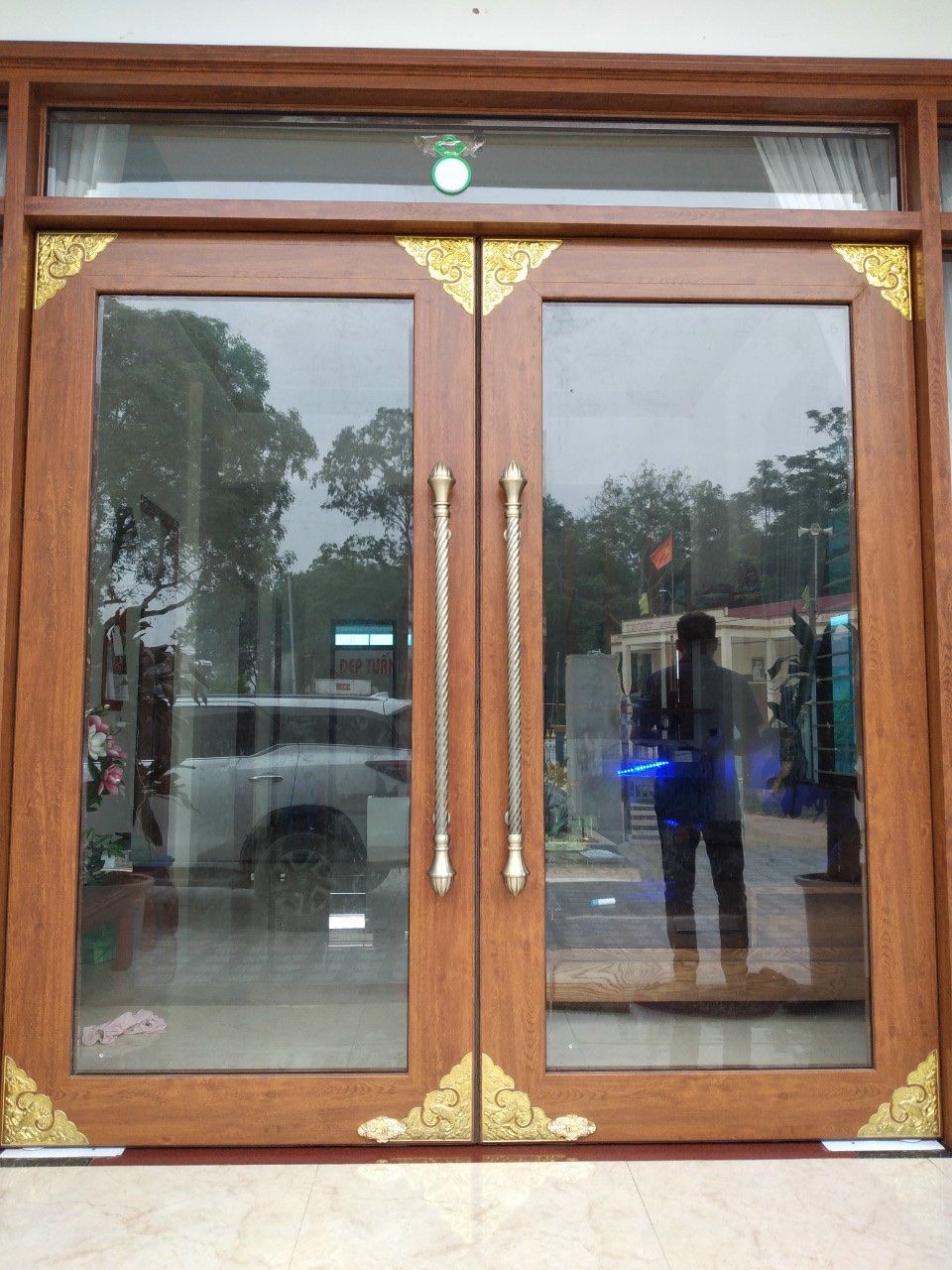Cửa đi thủy lực XF Gold Door