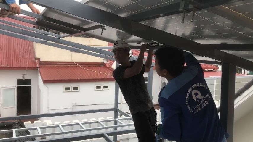 Lắp điện mặt trời kết hợp sạc xe điện Vinfast