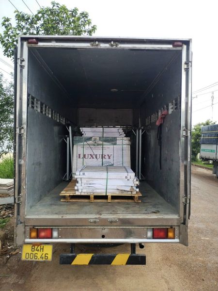 Xe tải vận chuyển hàng hóa