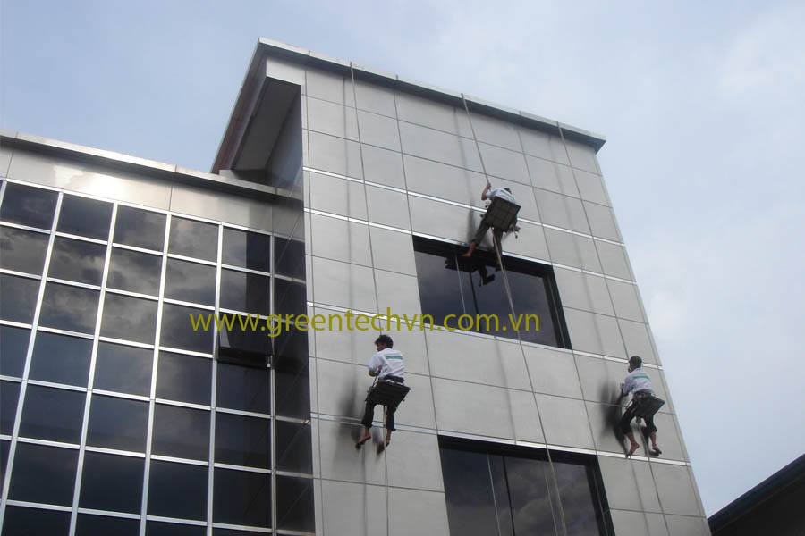 Dịch vụ vệ sinh kính tòa nhà