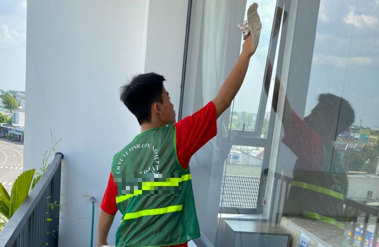 Vệ sinh kính tòa nhà