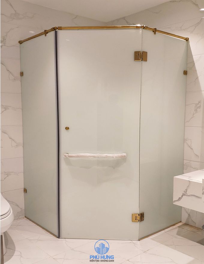Vách kính nhà tắm góc 135 độ