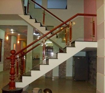 Cầu thang kính cường lực