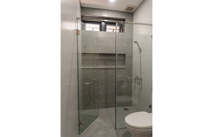 PHÒNG TẮM KÍNH CỬA MỞ
