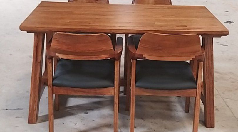 Bàn ghế gỗ xoan vườn