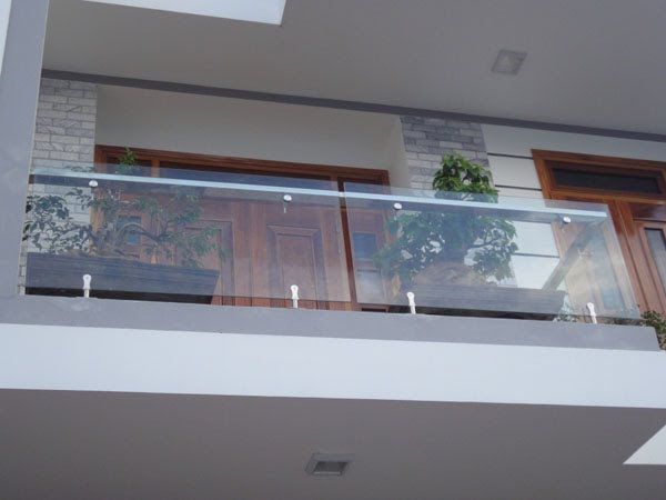 Lan can kính cường lực
