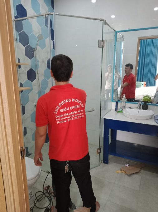 Vách kính phòng tắm
