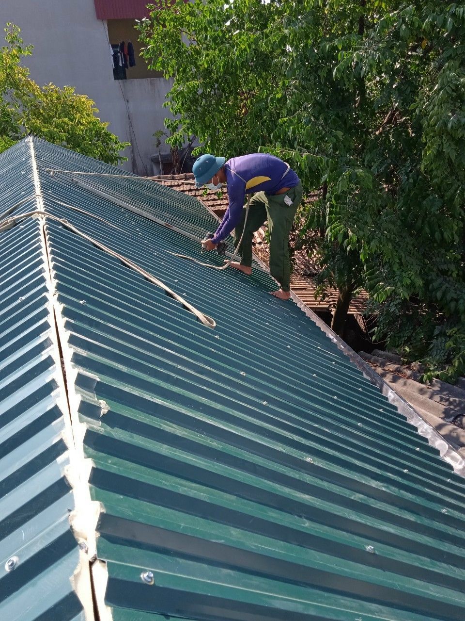 Thi công lắp đặt mái tôn 
