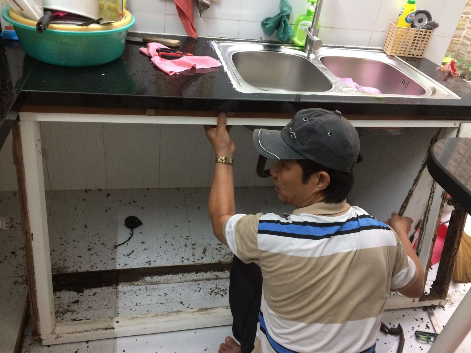 Sửa chữa tủ bếp mối mọt, xập xệ xuống cấp