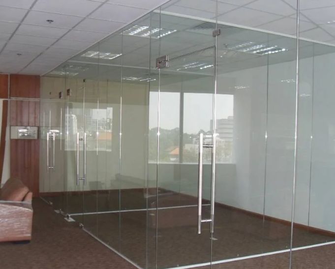 Lắp đặt vách ngăn kính 