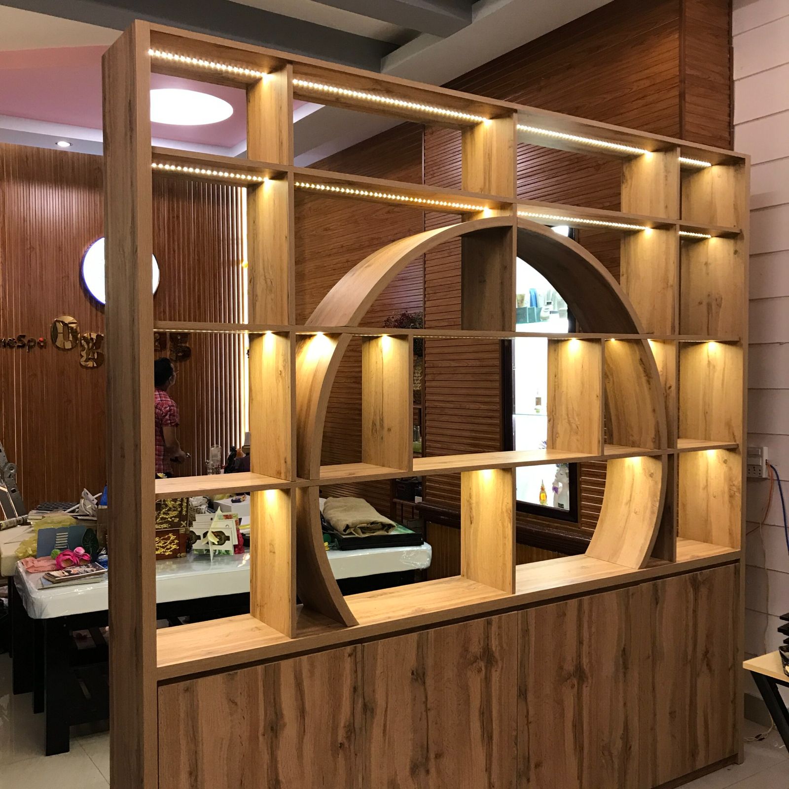 Kệ tủ trưng bày kết hợp vách ngăn Spa