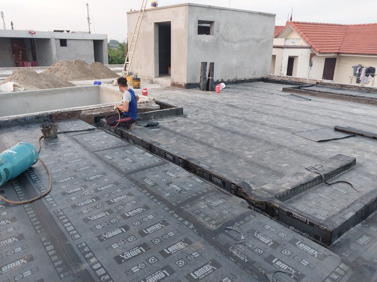 Chống thấm sàn mái sử dụng màng khò nóng Lemax