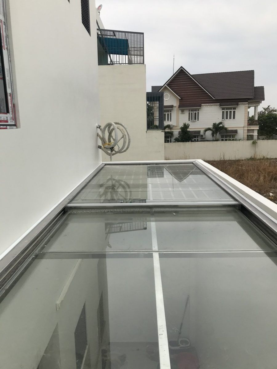 Lắp đặt giếng trời bằng kính tự động