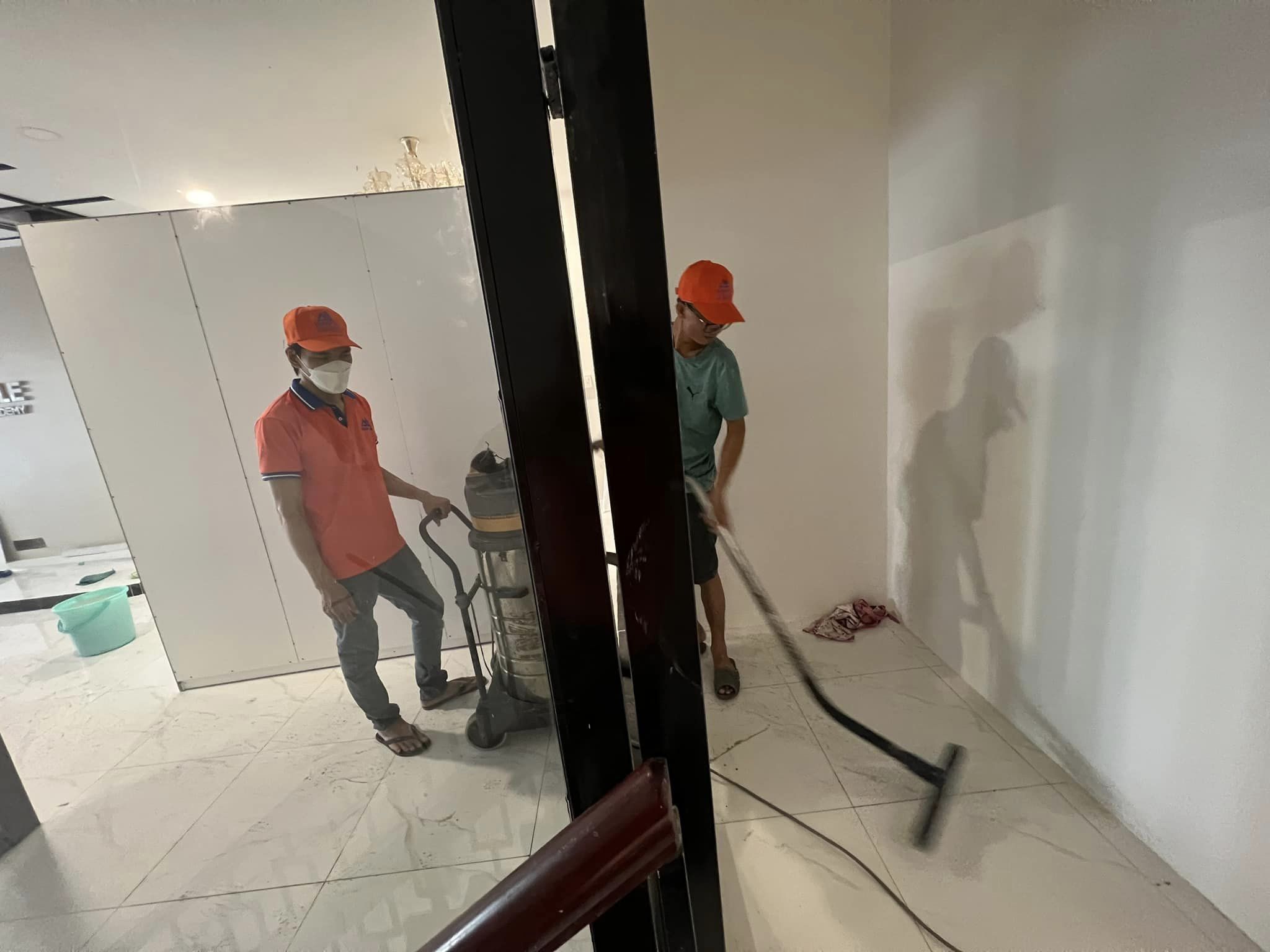 Dịch vụ vệ sinh cửa hàng