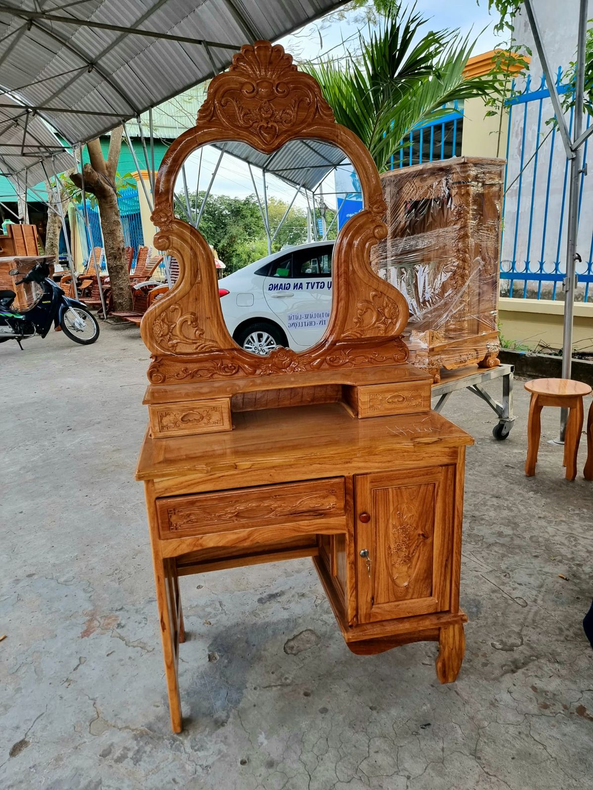 Bàn trang điểm