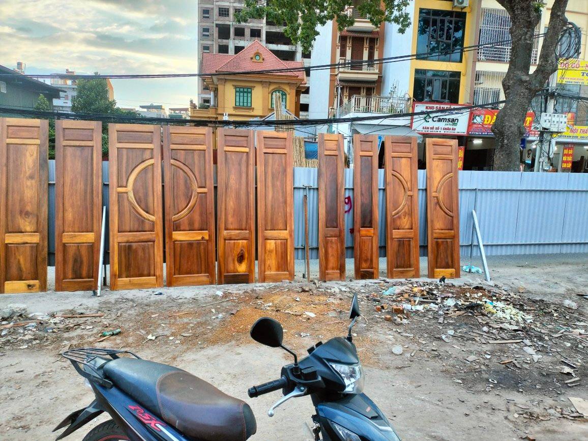 Thi công cửa nhà anh Chính