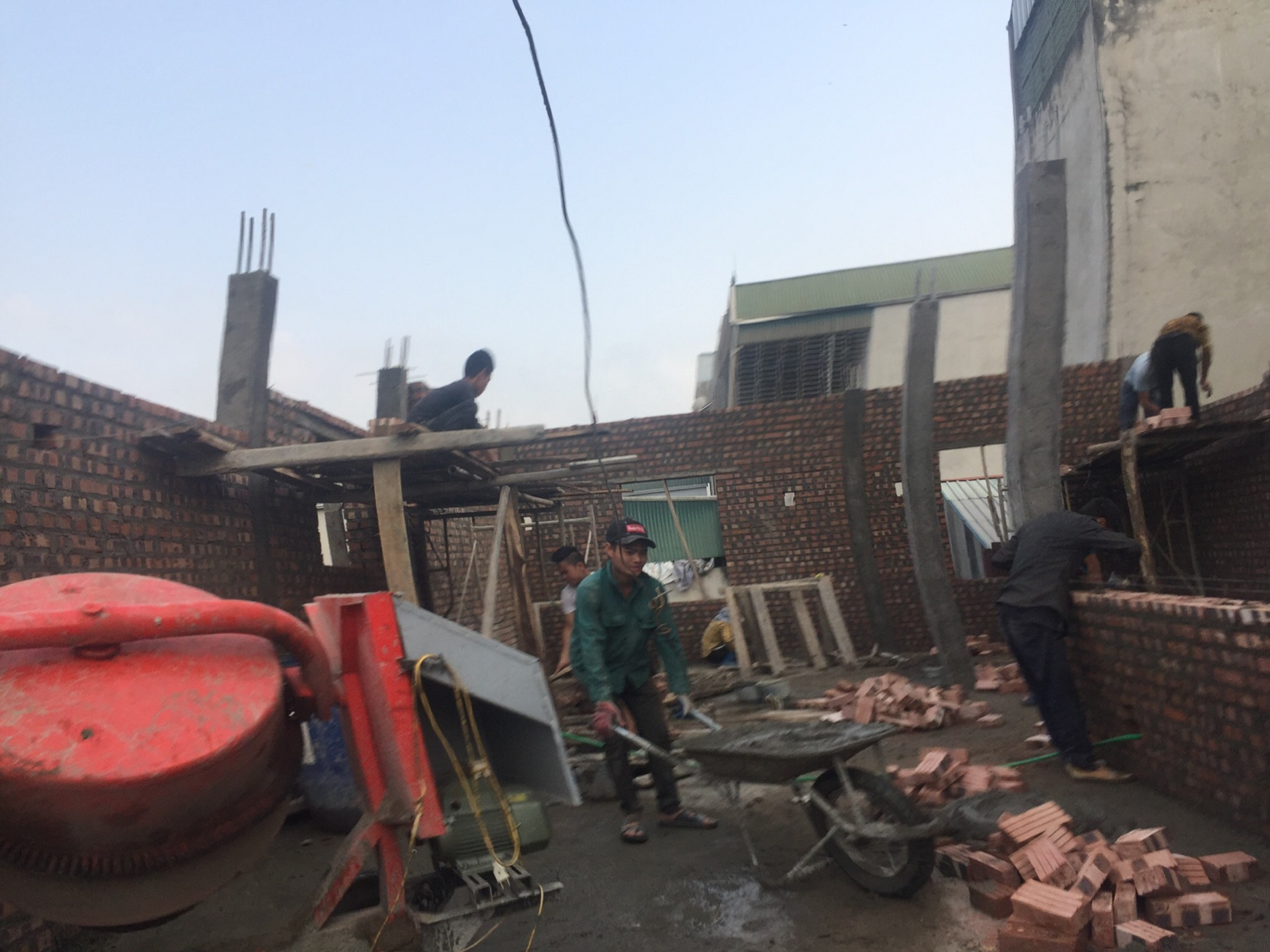 Làm mới làm sắt từ móng đến xây chát ốp lát hoàn thiện xong phần xây dựng