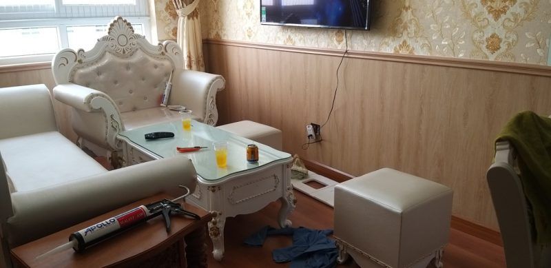 Sàn nhựa ốp tường và giấy dán tường
