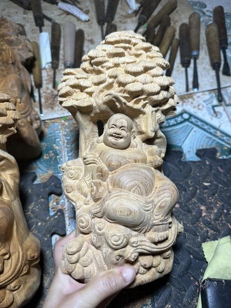 Di Lặc ngồi gốc Tùng