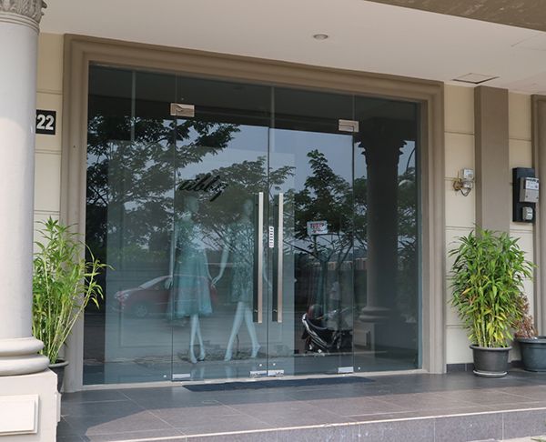 Lắp đặt cửa kính cho shop