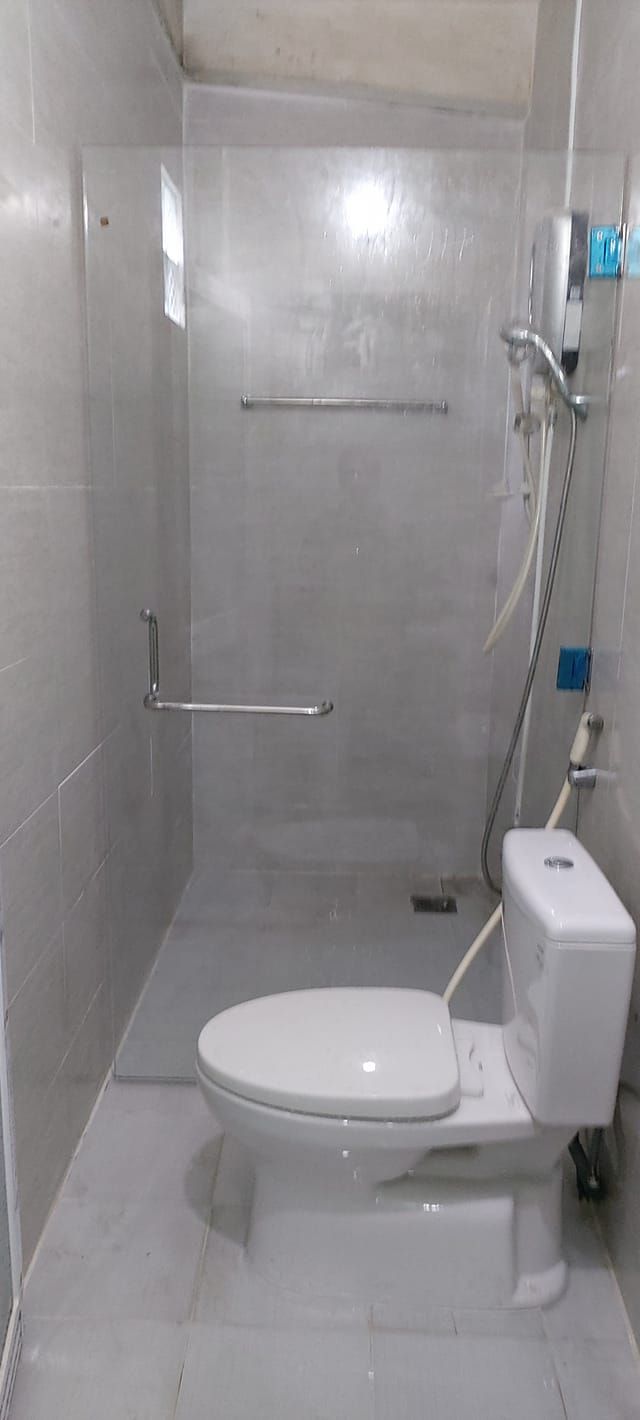 Lắp vách kính phòng tắm