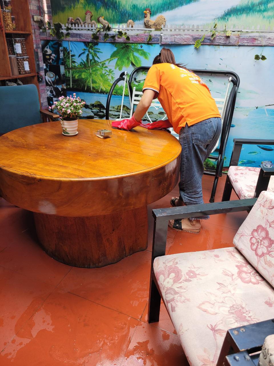 Vệ sinh quán cà phê cho khách