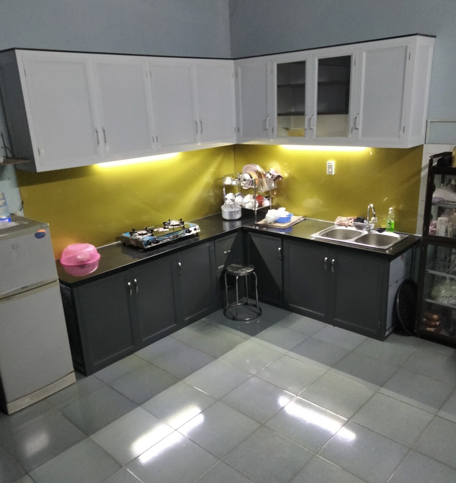 Thi công vách kính căn bếp