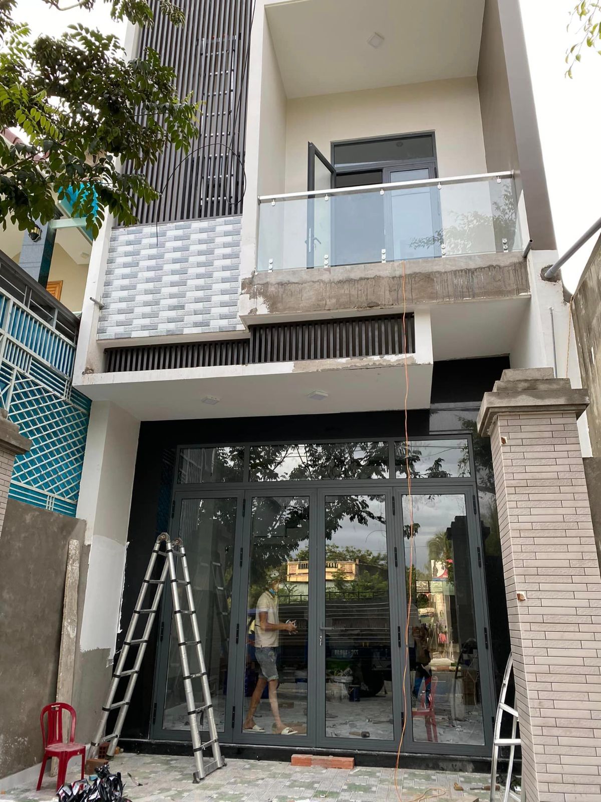 Lắp hệ cửa nhôm và lan can kính