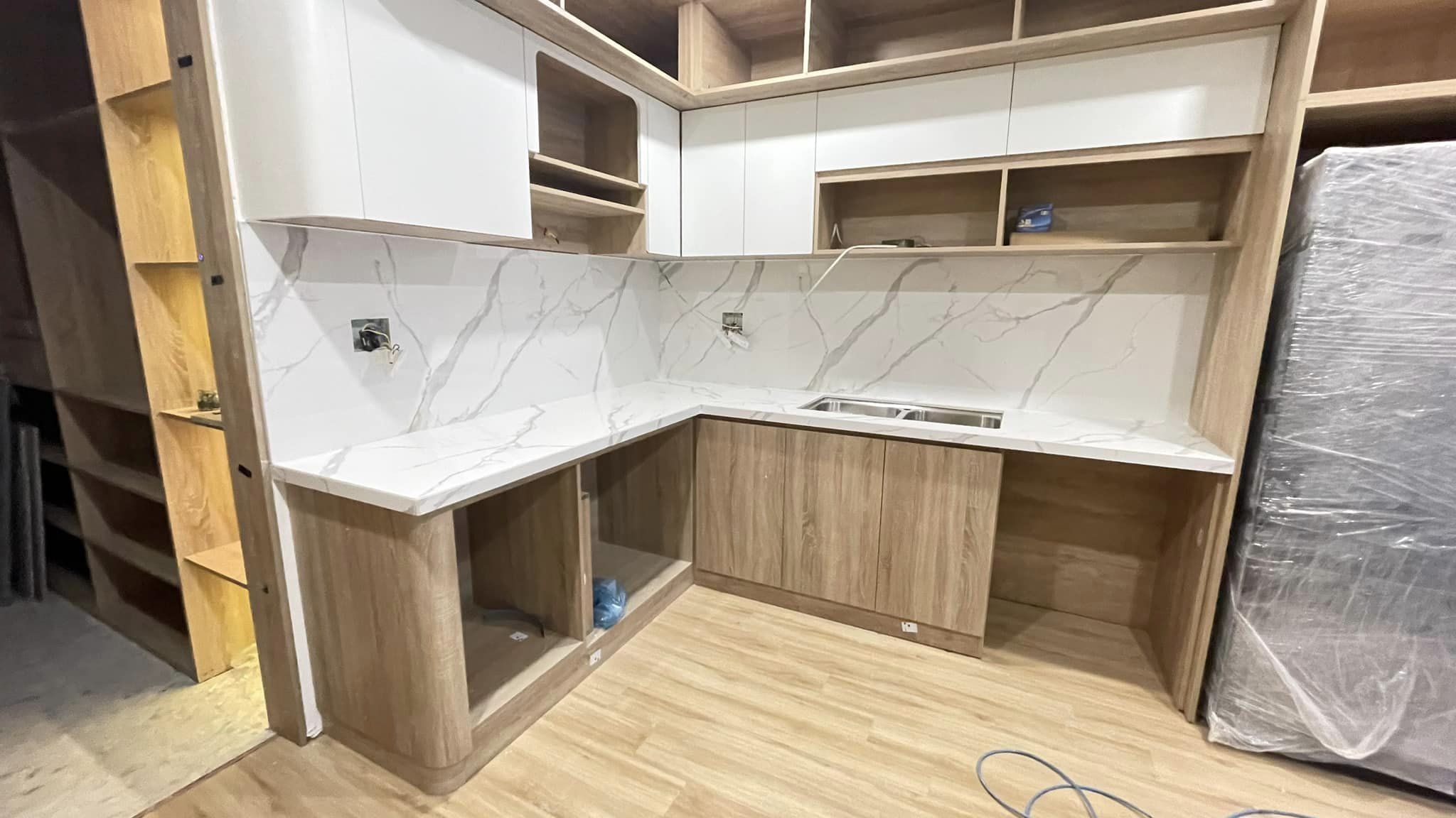 Hoàn thiện hệ bếp đá lamart trắng